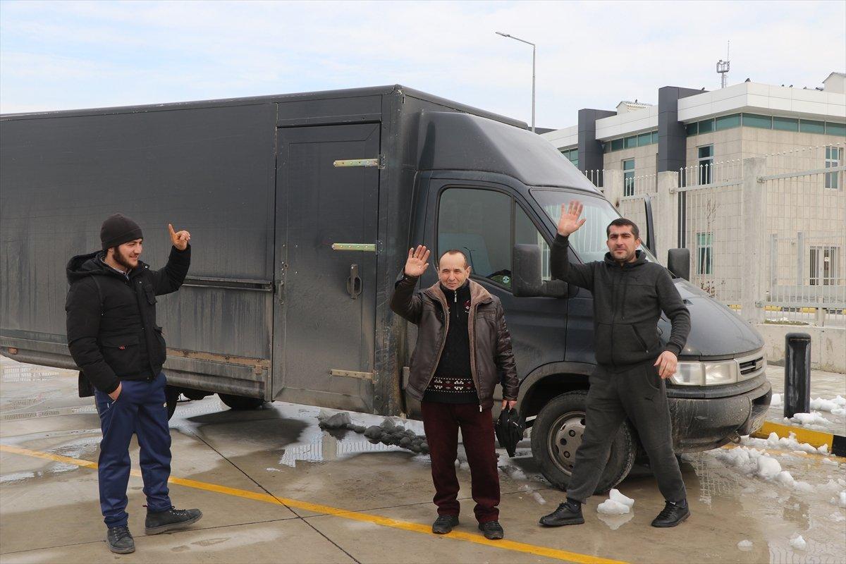 Ukrayna'dan dönen Azerbaycanlılar Türkiye'ye destekleri için minnettar