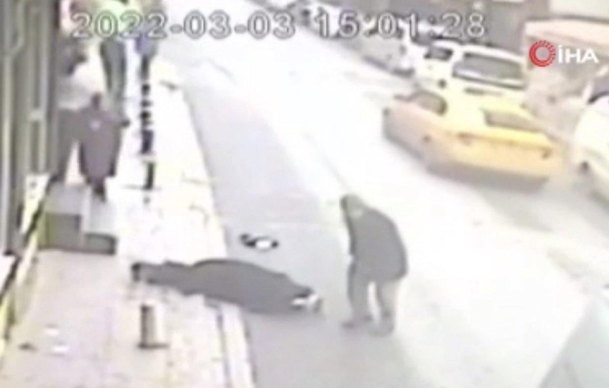 Esenler’de bir kadın, merdivende dengesini kaybedip yola düştü