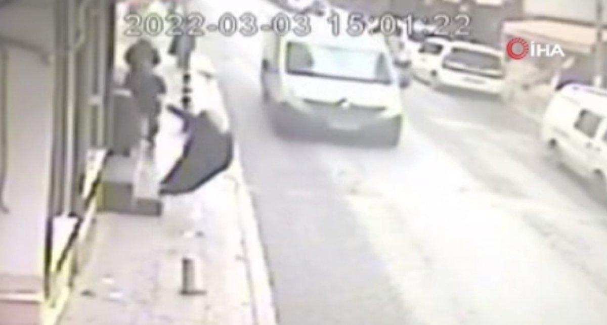 Esenler’de bir kadın, merdivende dengesini kaybedip yola düştü