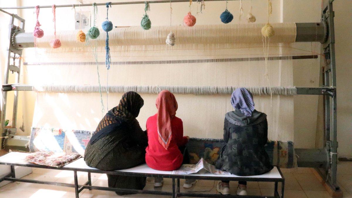 Üretilen geleneksel Uşak halıları, ABD ve İspanya'ya gönderilecek