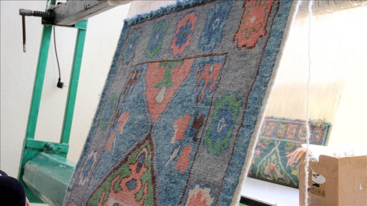 Üretilen geleneksel Uşak halıları, ABD ve İspanya'ya gönderilecek