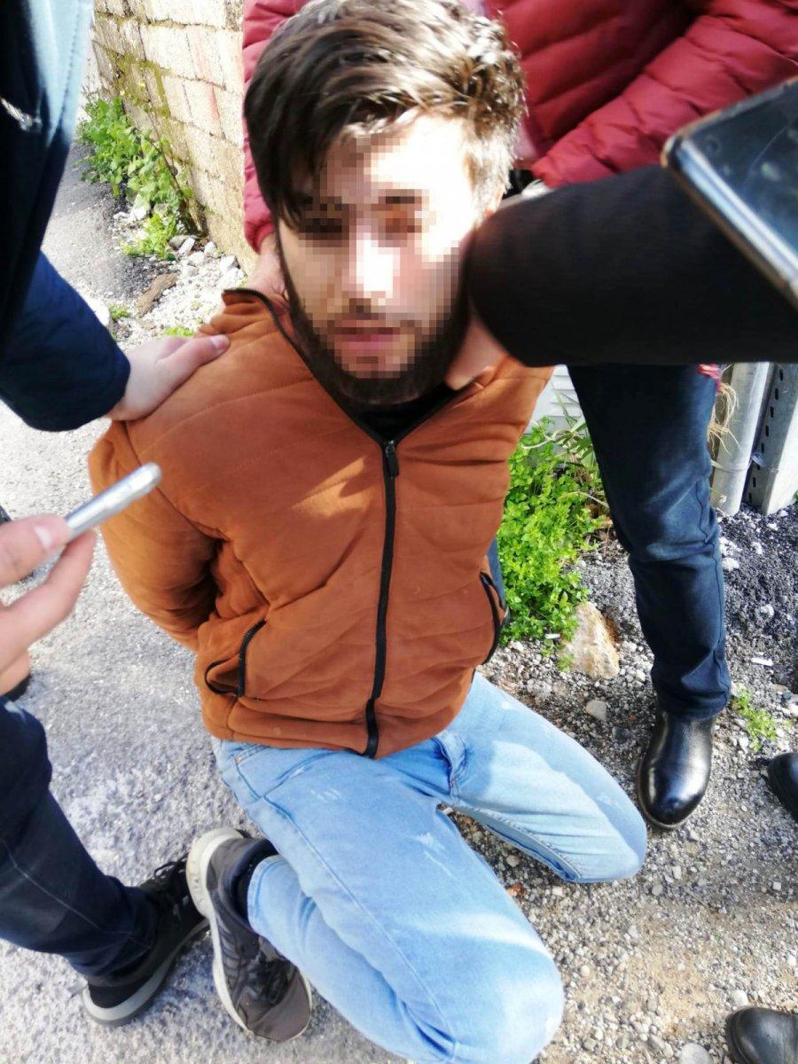 Antalya'da sokak ortasında bıçaklı saldırı