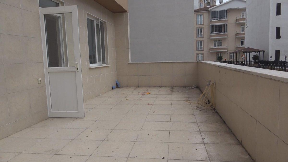 Samsun'da 4'üncü kattan 1'inci kat balkonuna düşen şahıs ağır yaralandı