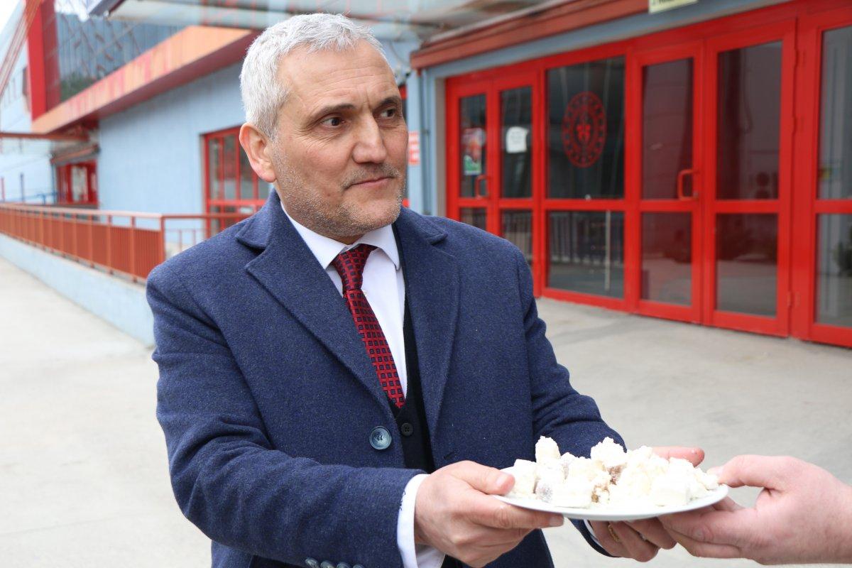 Amatör lige düşen Karabükspor'da Başkan helva dağıttı