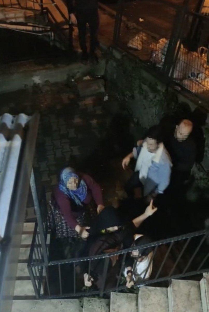 İstanbul'da alkollü şahıs kendisini uyaran kişilere döner bıçağıyla saldırdı