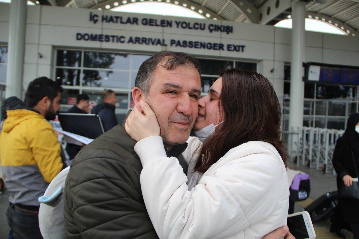 Harkov'da mahsur kalan Türk öğrenci, ailesine kavuştu