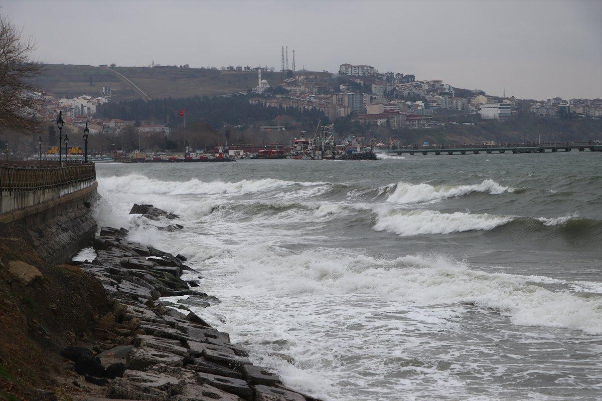 Marmara Denizi'nde şiddetli poyraz ulaşımı engelledi