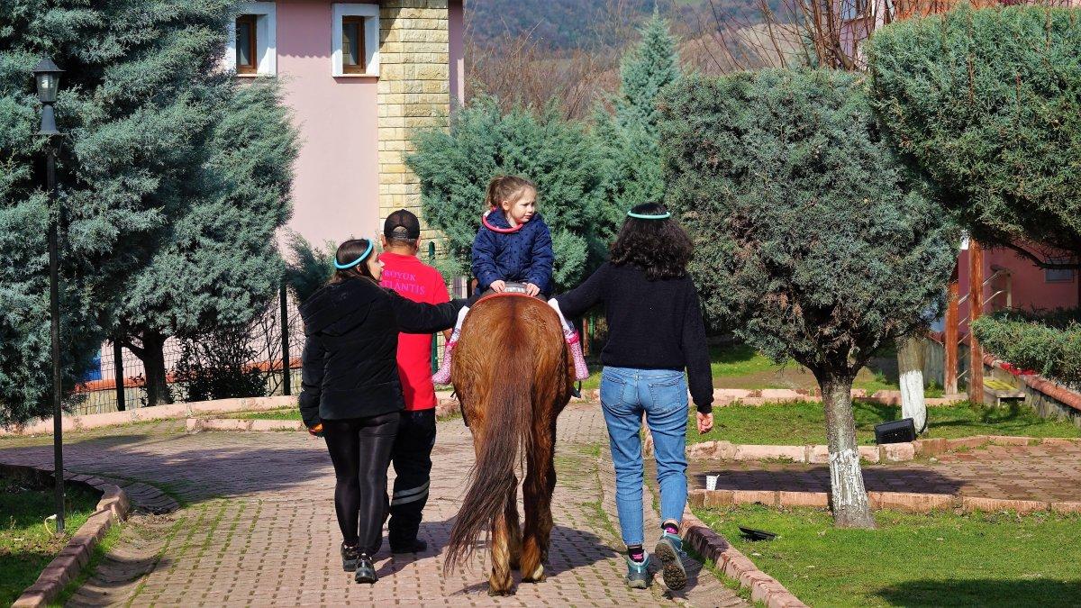Otizmli kızından anne kelimesini duymak için Almanya'dan Kocaeli'ye geldi