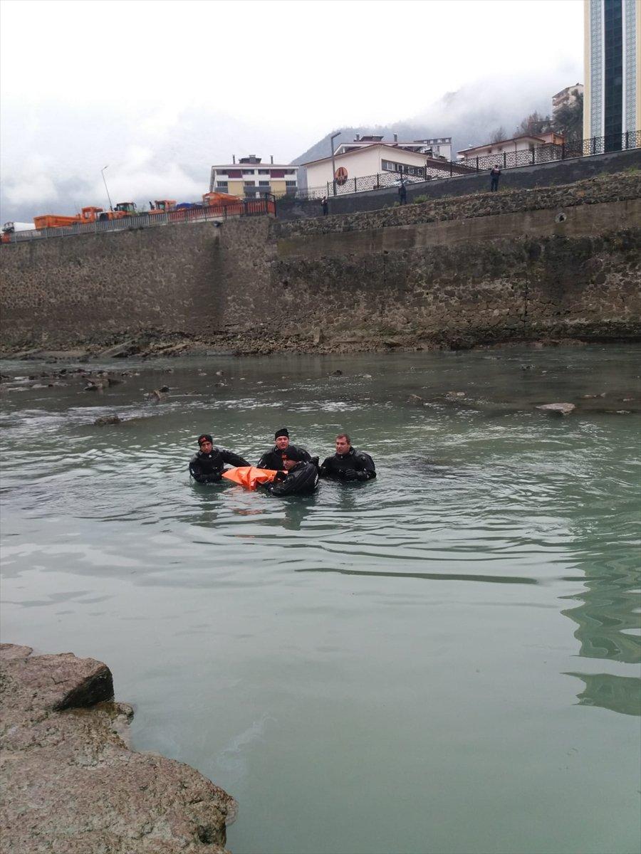 Artvin'de nehre düşen tırın şoförü cansız bulundu