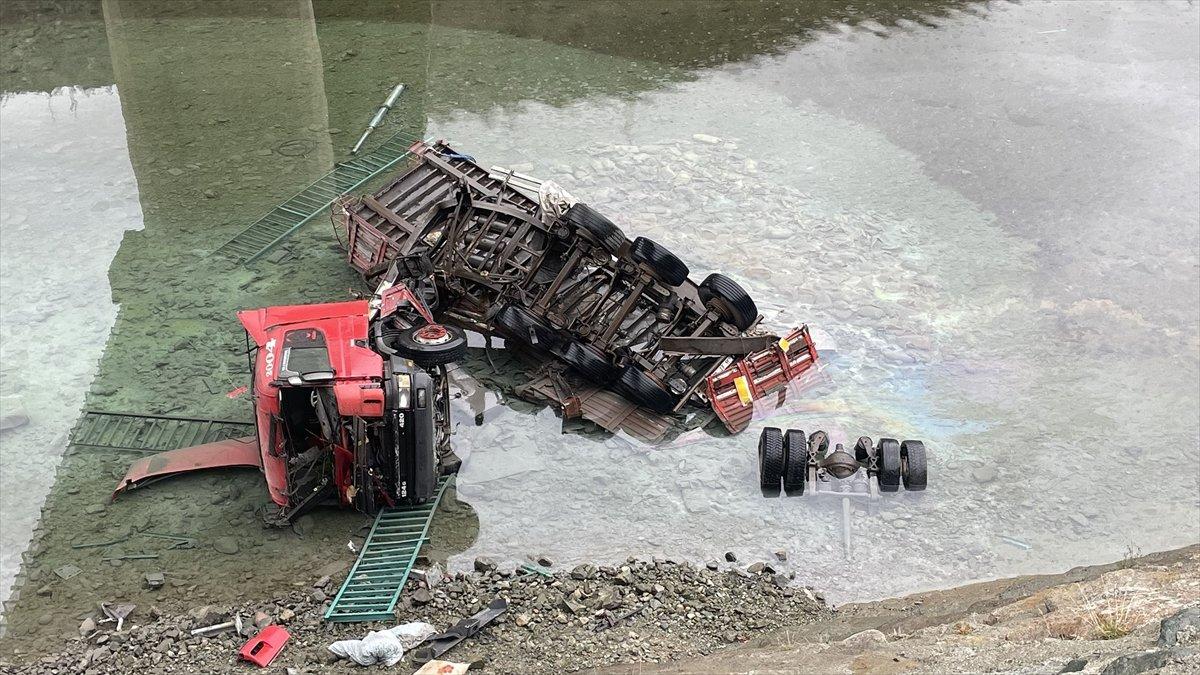 Artvin'de nehre düşen tırın şoförü cansız bulundu