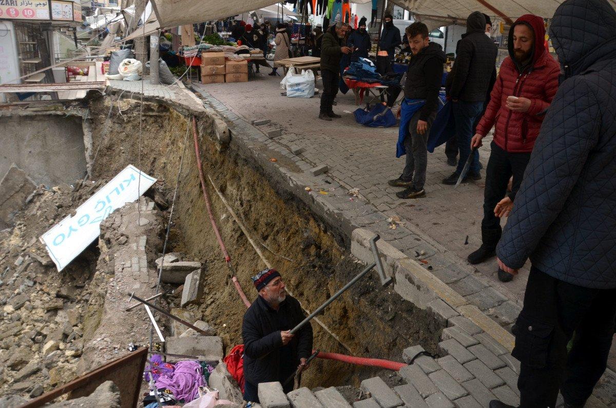 Avcılar'da, semt pazarında kaldırım çöktü