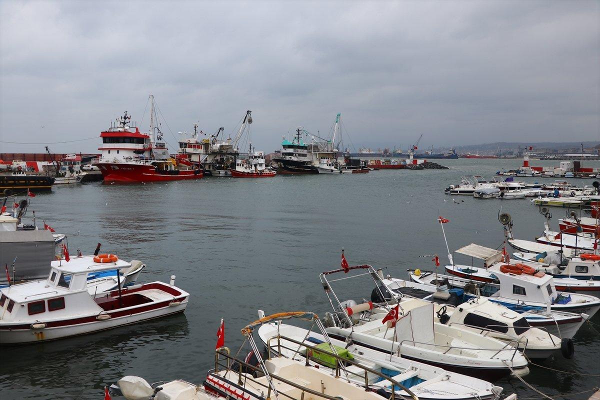 Marmara Denizi'nde şiddetli poyraz ulaşımı engelledi