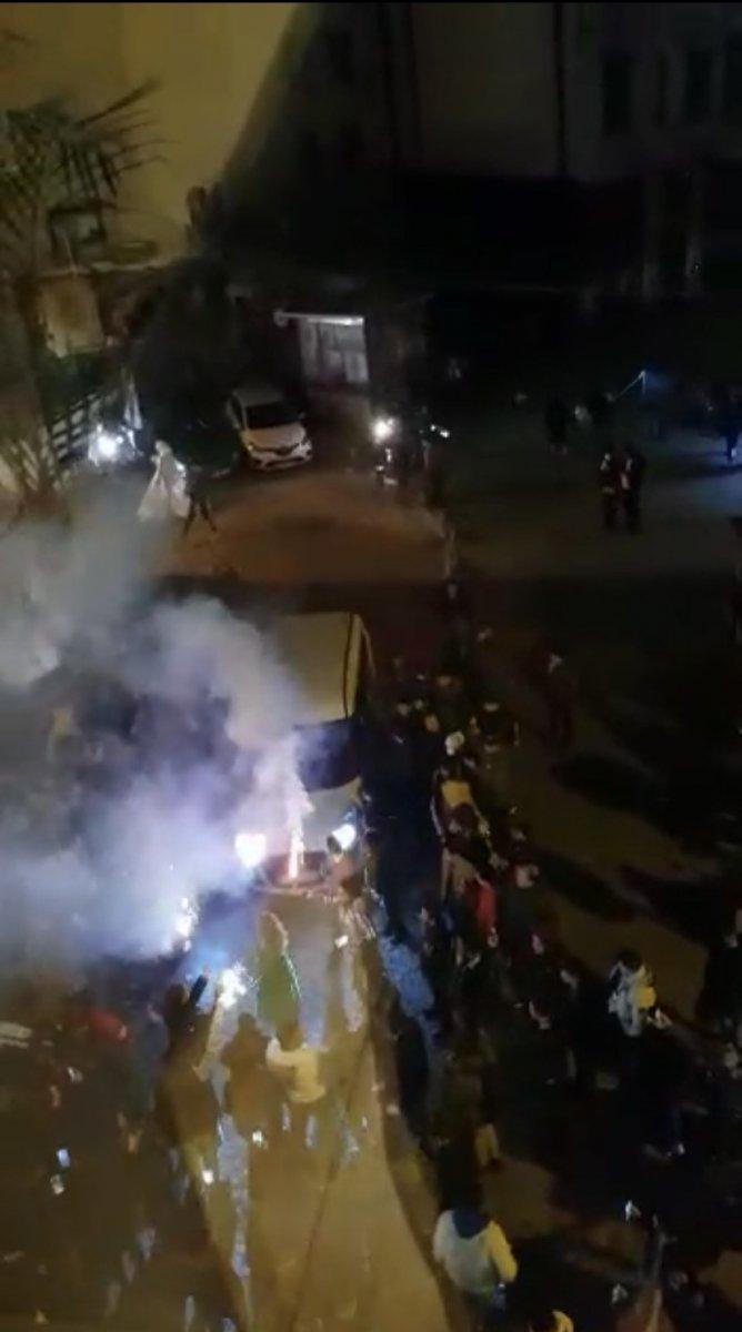 Beyoğlu'nda yol kapatıp meşale yakan magandalar kamerada