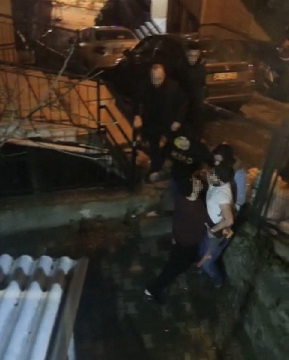 İstanbul'da alkollü şahıs kendisini uyaran kişilere döner bıçağıyla saldırdı