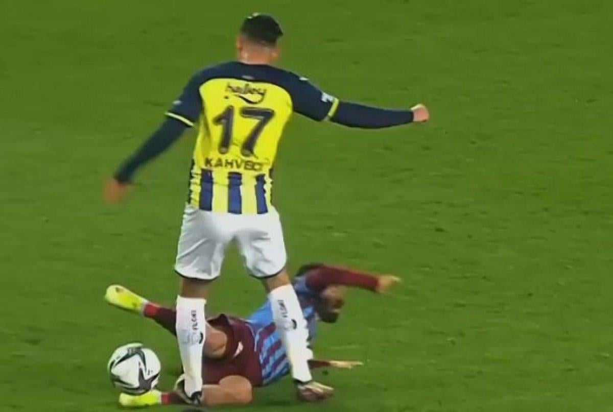 İrfan Can Kahveci kırmızı kart gördü