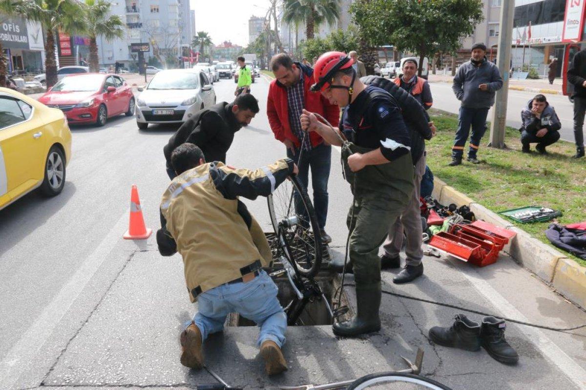 Antalya'da kanalizasyonda mahsur kalan hurdacıları çığlıkları kurtardı