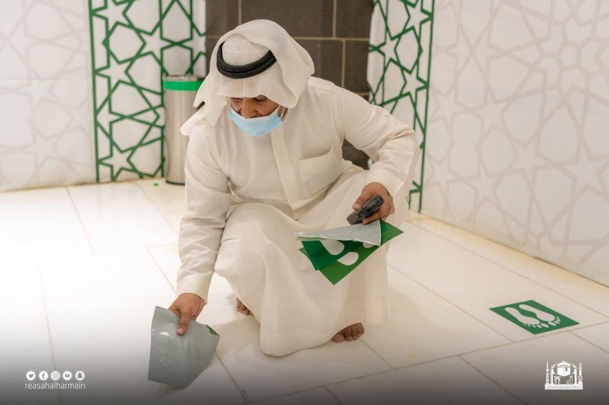 Kabe’de, sosyal mesafe etiketleri kaldırıldı