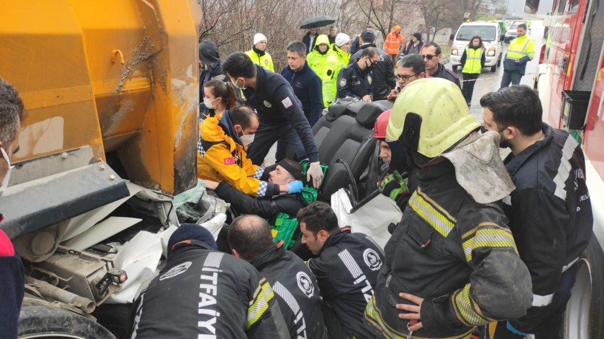 Denizli'de tırların arasında kalıp öldüğü sanılan sürücü sağ çıkartıldı
