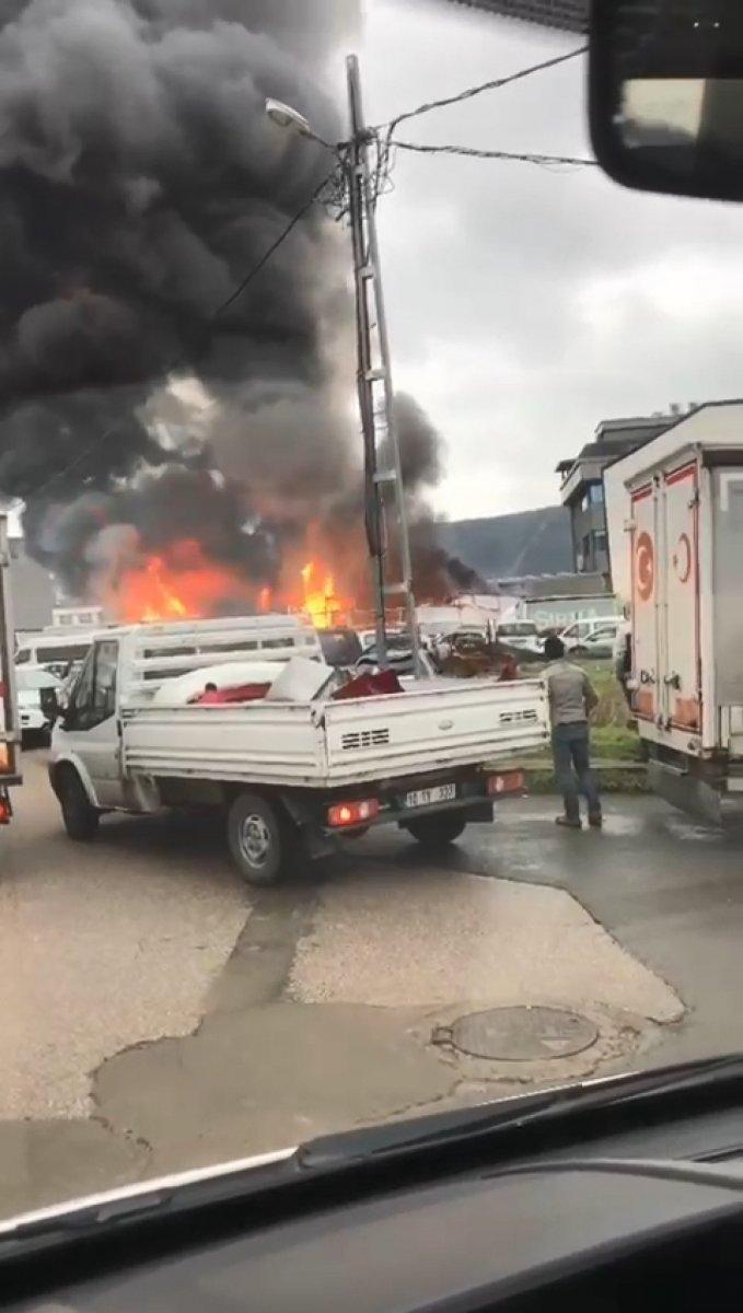 Ataşehir'de plastik ve tahta palet üretimi yapılan iş yerinde yangın