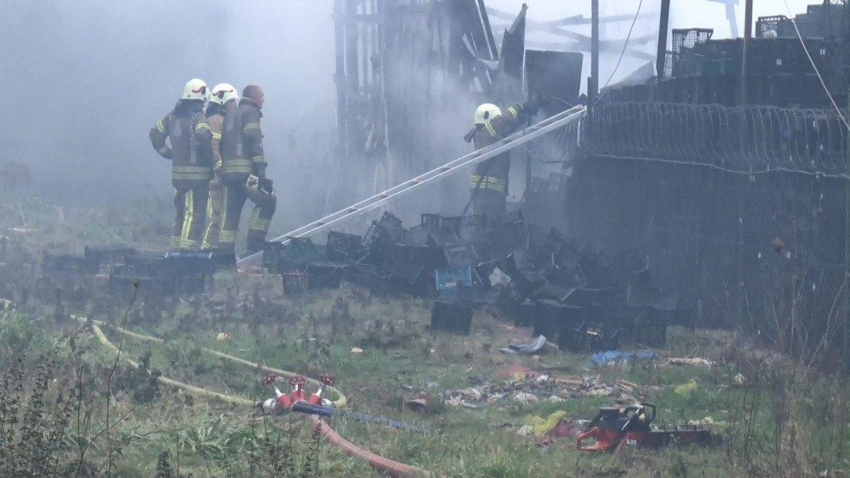 Ataşehir'de plastik ve tahta palet üretimi yapılan iş yerinde yangın