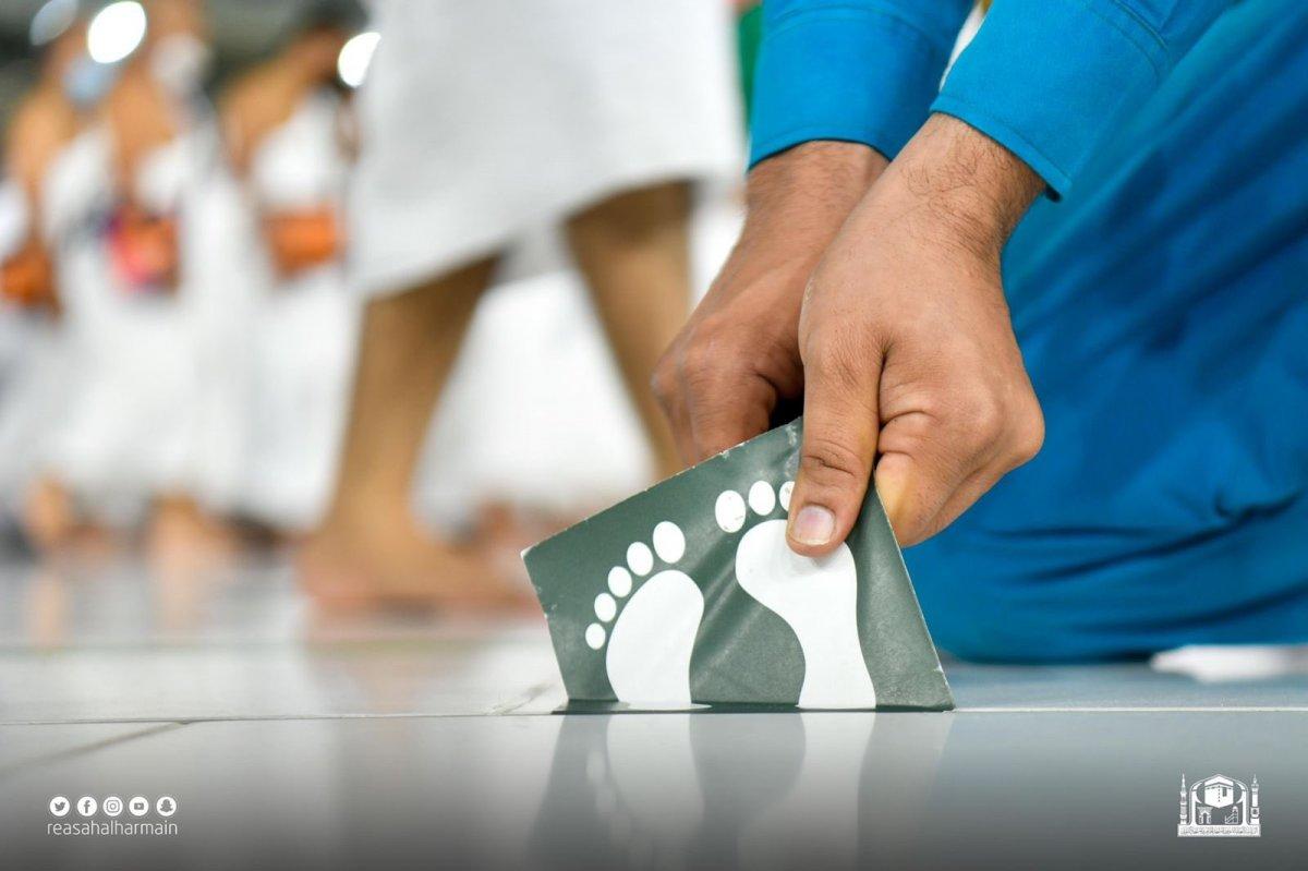 Kabe’de, sosyal mesafe etiketleri kaldırıldı