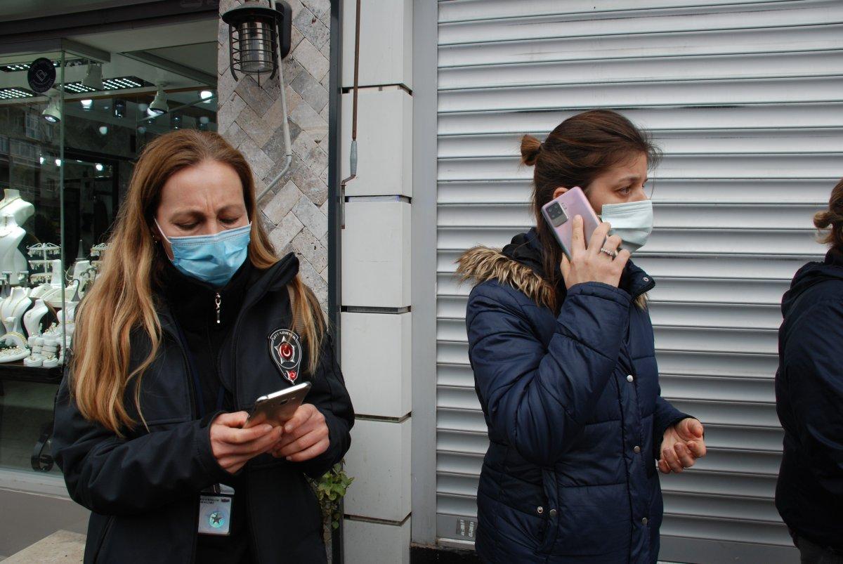 İzmir’de kuyumcu, 7 milyon lira değerindeki altınlarla kaçtı