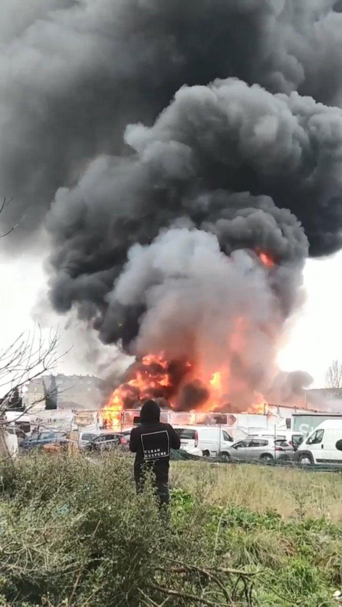 Ataşehir'de plastik ve tahta palet üretimi yapılan iş yerinde yangın