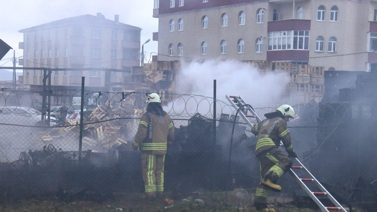 Ataşehir'de plastik ve tahta palet üretimi yapılan iş yerinde yangın