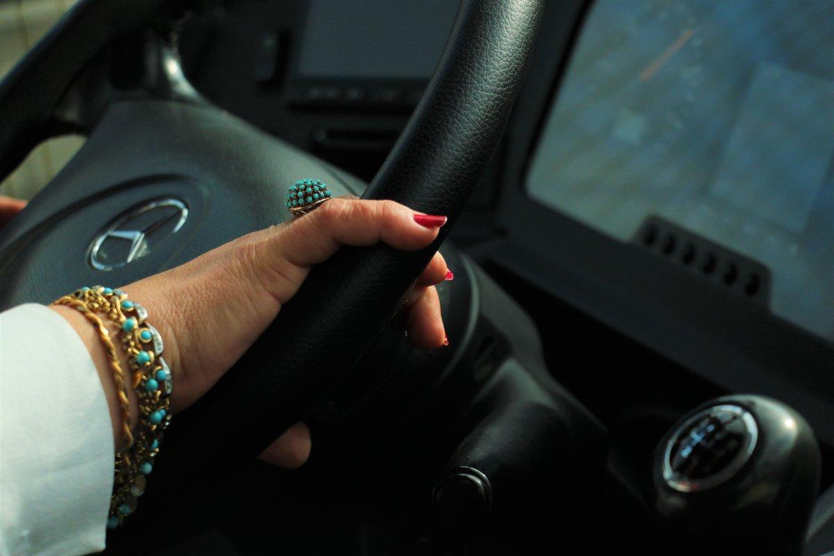 Nazan Kaptan, 27 yıldır otoyol çizgilerini ilmek ilmek dokuyor