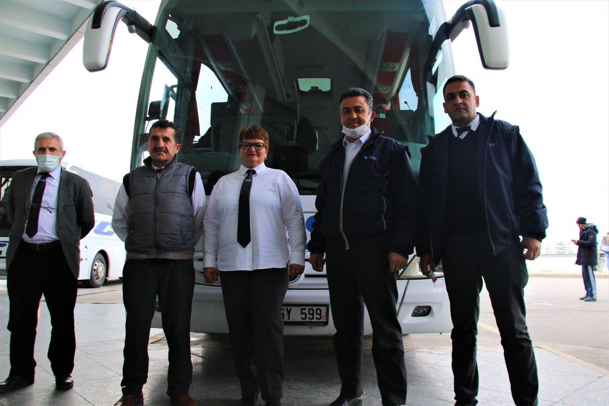 Nazan Kaptan, 27 yıldır otoyol çizgilerini ilmek ilmek dokuyor