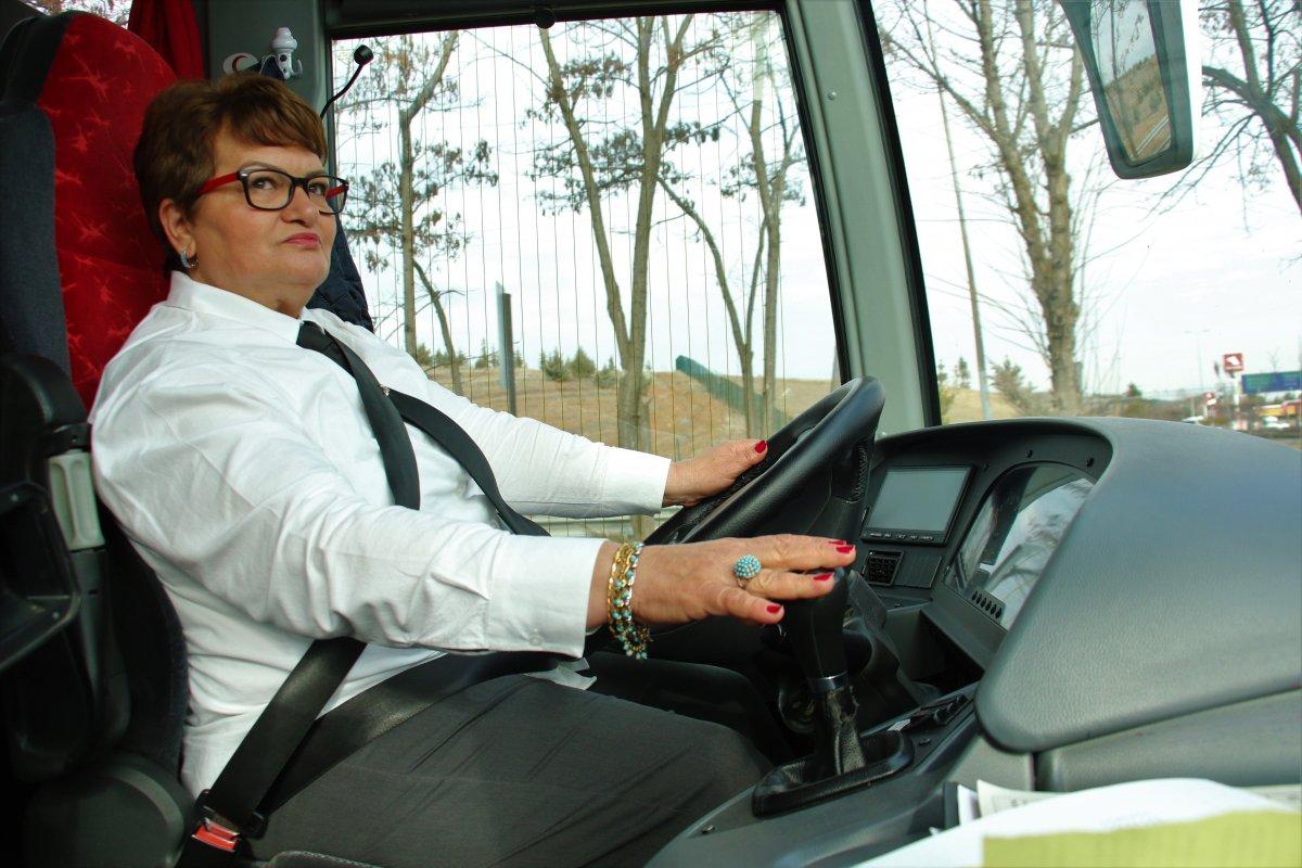 Nazan Kaptan, 27 yıldır otoyol çizgilerini ilmek ilmek dokuyor