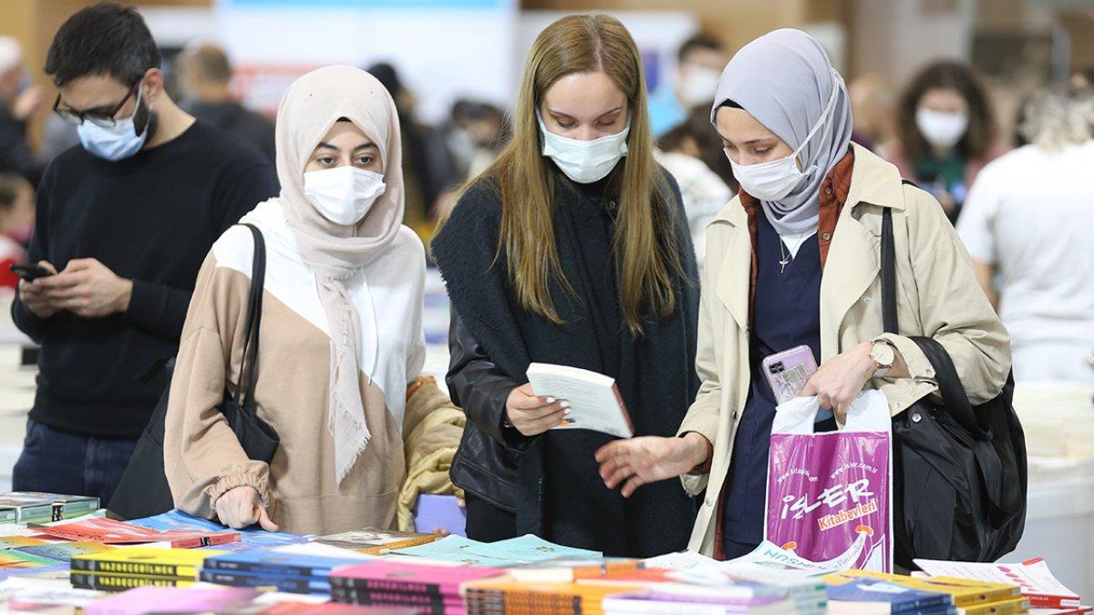 Antalya'daki Kepez Kitap Fuarı büyük ilgi görüyor