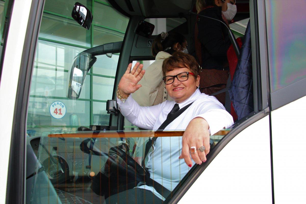 Nazan Kaptan, 27 yıldır otoyol çizgilerini ilmek ilmek dokuyor