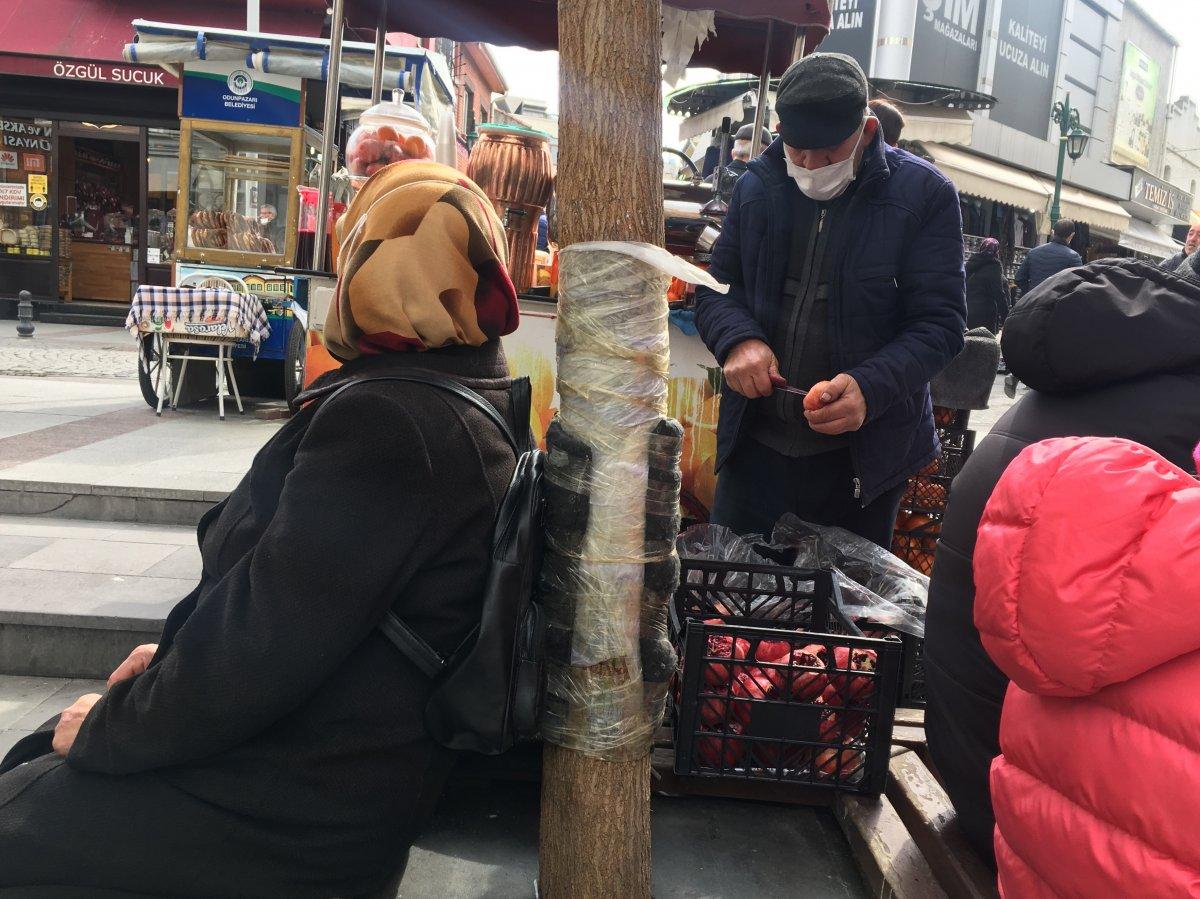 Eskişehir'de ağaca rahat yaslanmak için sünger bantladılar