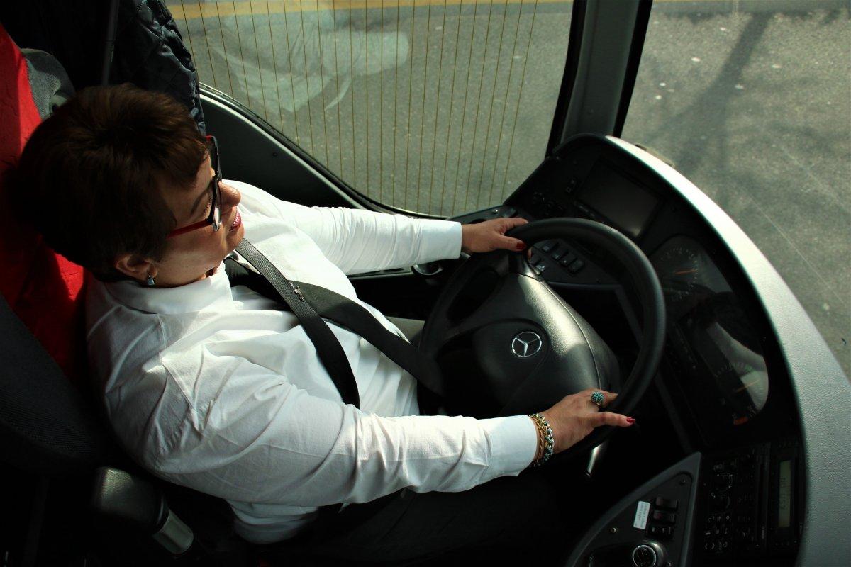 Nazan Kaptan, 27 yıldır otoyol çizgilerini ilmek ilmek dokuyor