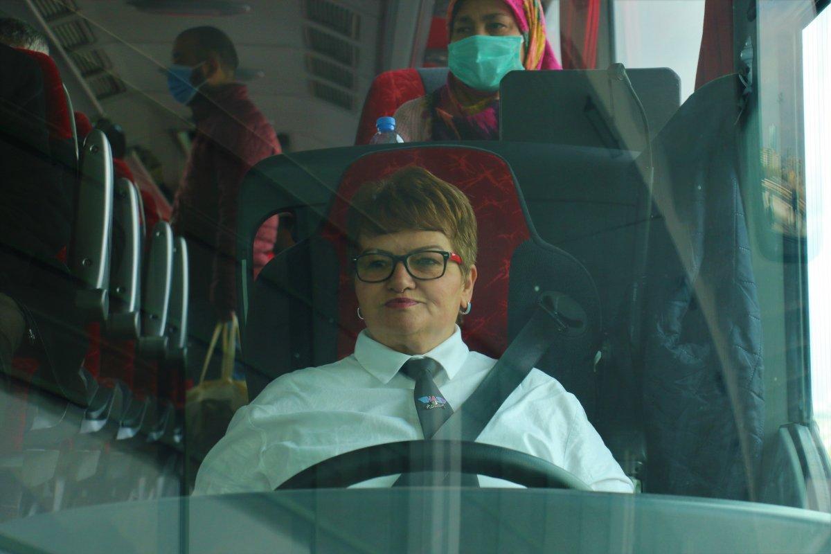 Nazan Kaptan, 27 yıldır otoyol çizgilerini ilmek ilmek dokuyor