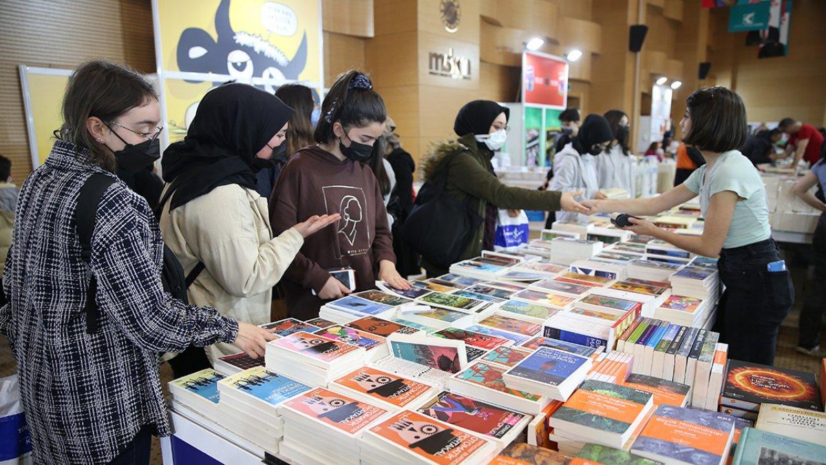 Antalya'daki Kepez Kitap Fuarı büyük ilgi görüyor