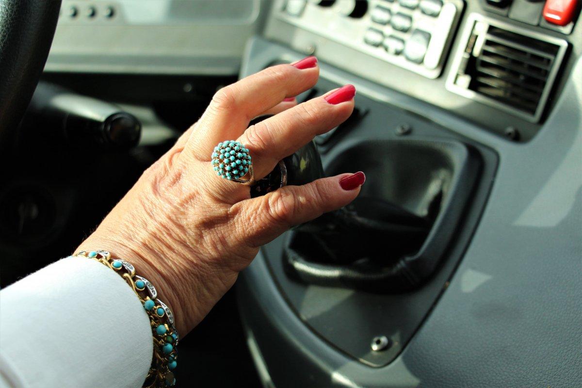 Nazan Kaptan, 27 yıldır otoyol çizgilerini ilmek ilmek dokuyor