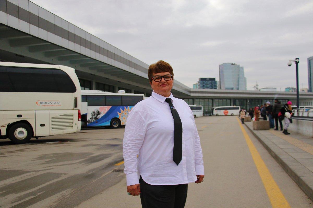 Nazan Kaptan, 27 yıldır otoyol çizgilerini ilmek ilmek dokuyor