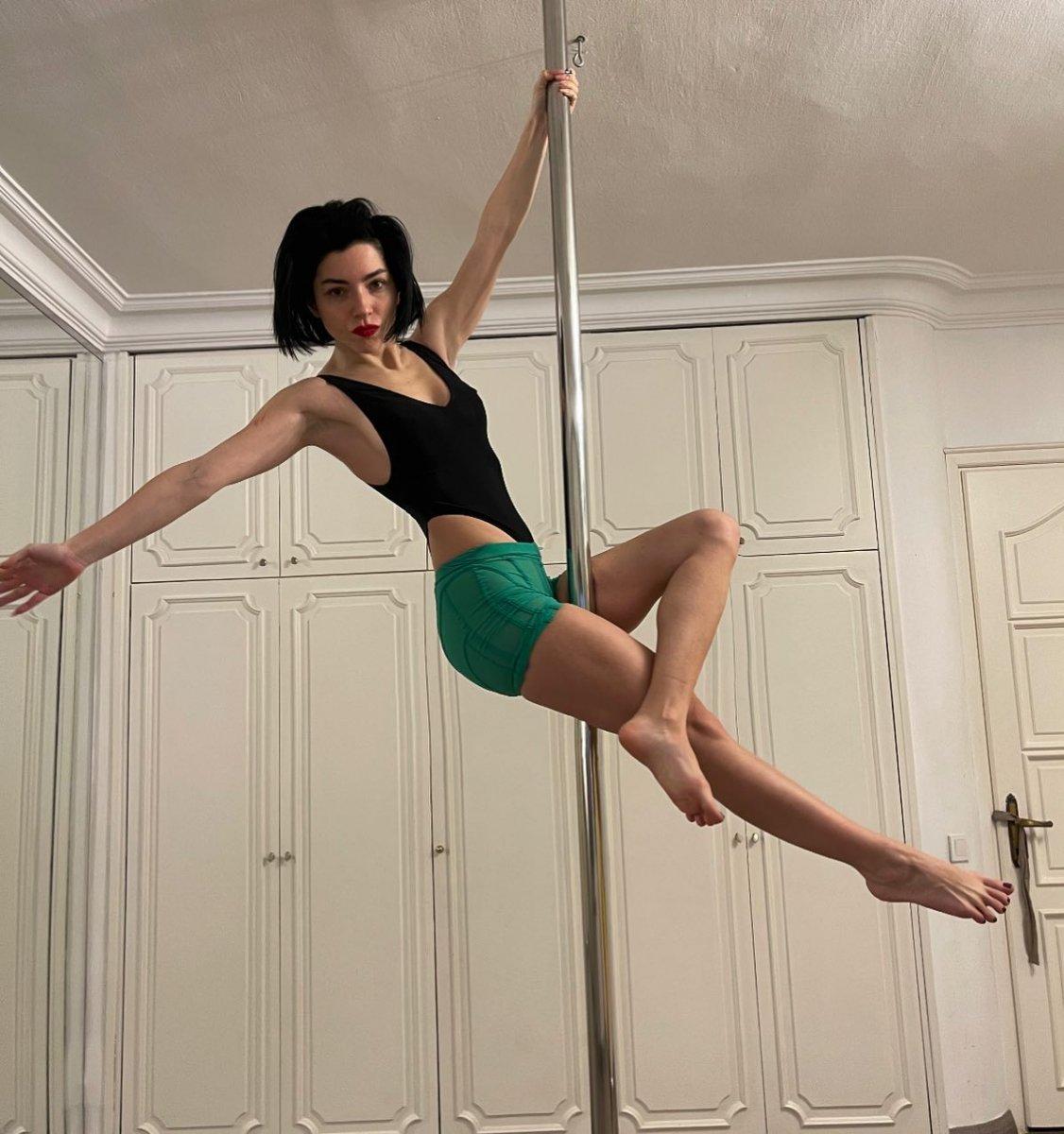 Merve Boluğur, direk dansına başladı