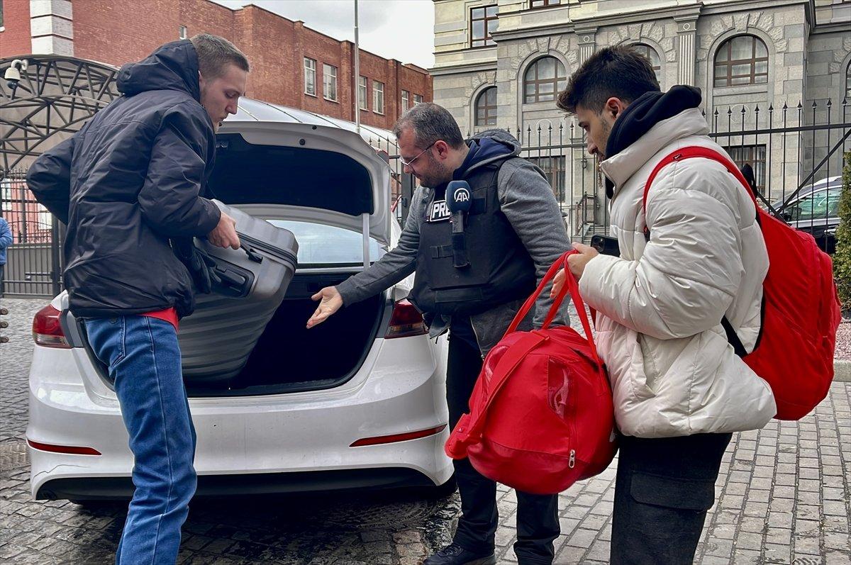 Ukrayna'da muhabirler, sığınakta mahsur kalan öğrenciyi kurtardı