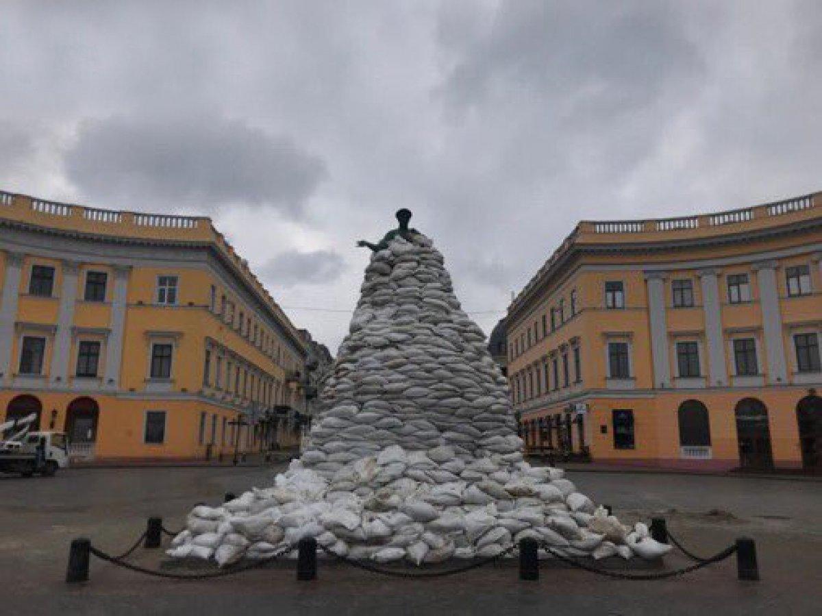 Ukrayna'da Odessalılar, kentin simge heykelini korumaya aldı