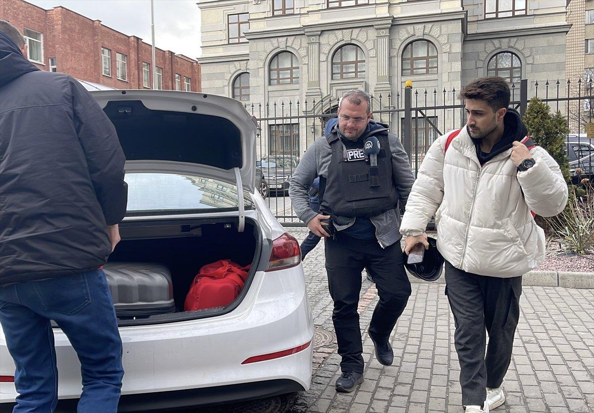 Ukrayna'da muhabirler, sığınakta mahsur kalan öğrenciyi kurtardı