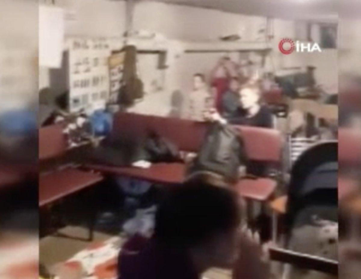 Ukrayna'daki küçük kız sığınakta şarkı söyledi