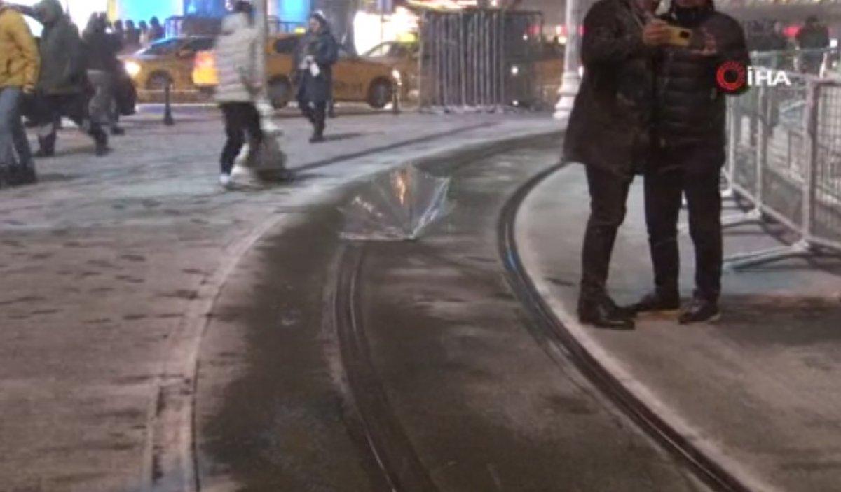 İstanbul Taksim'de tipi şeklinde kar yağışı etkili oldu
