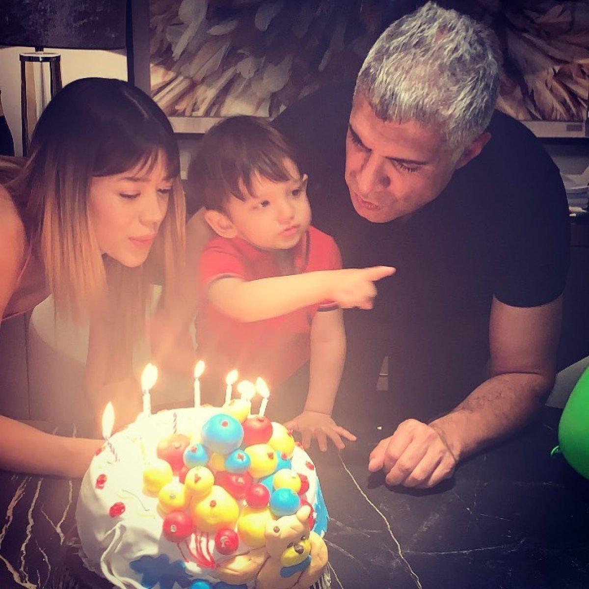 Özcan Deniz, sahnede yemin etti