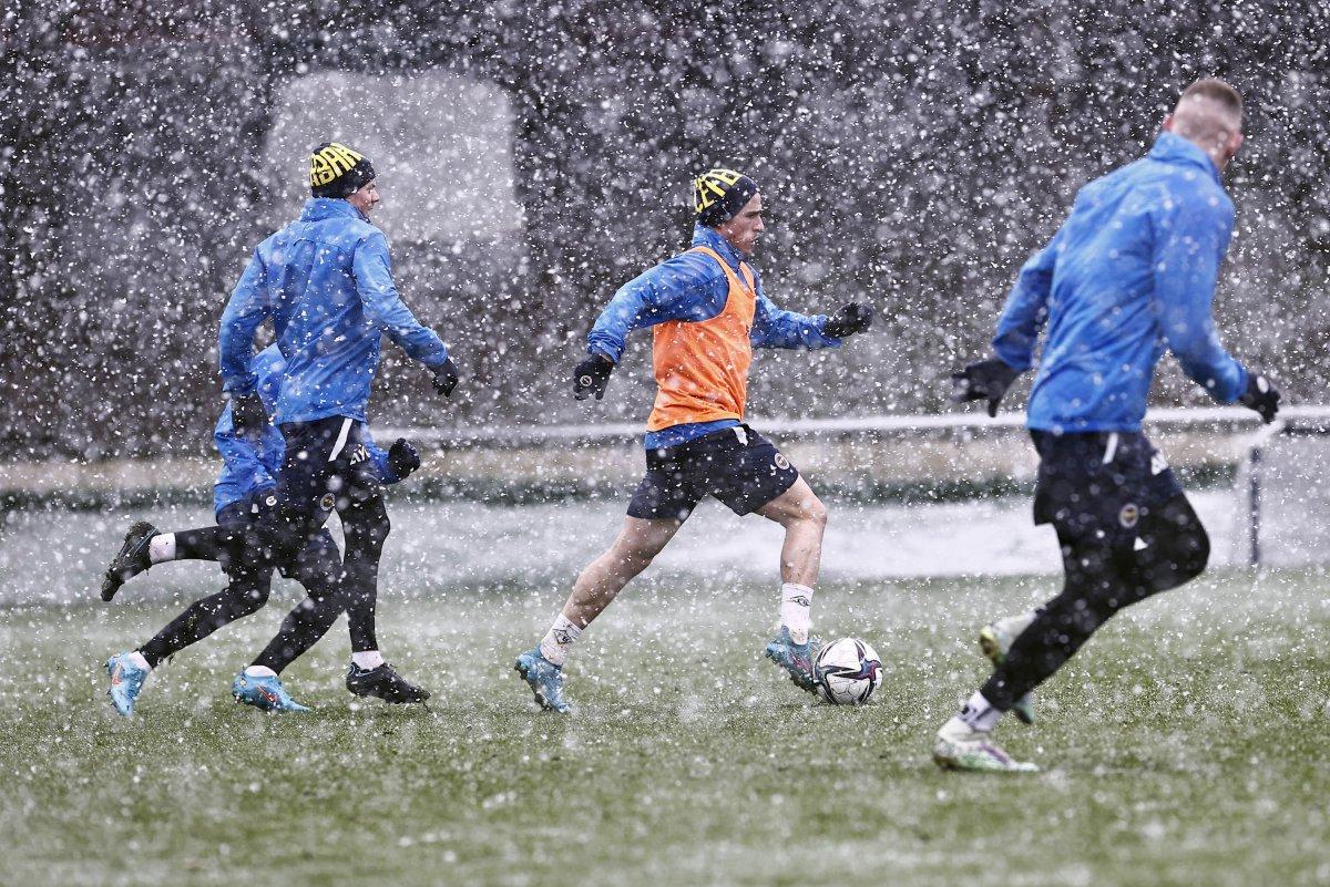 Fenerbahçe, kar yağışı altında çalıştı