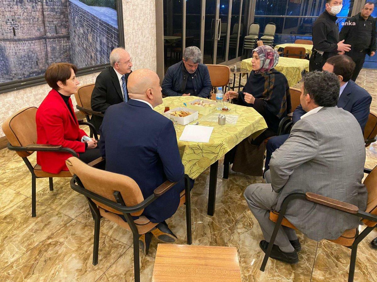 Kılıçdaroğlu Diyarbakır'da evlat nöbetindeki ailelerle görüştü