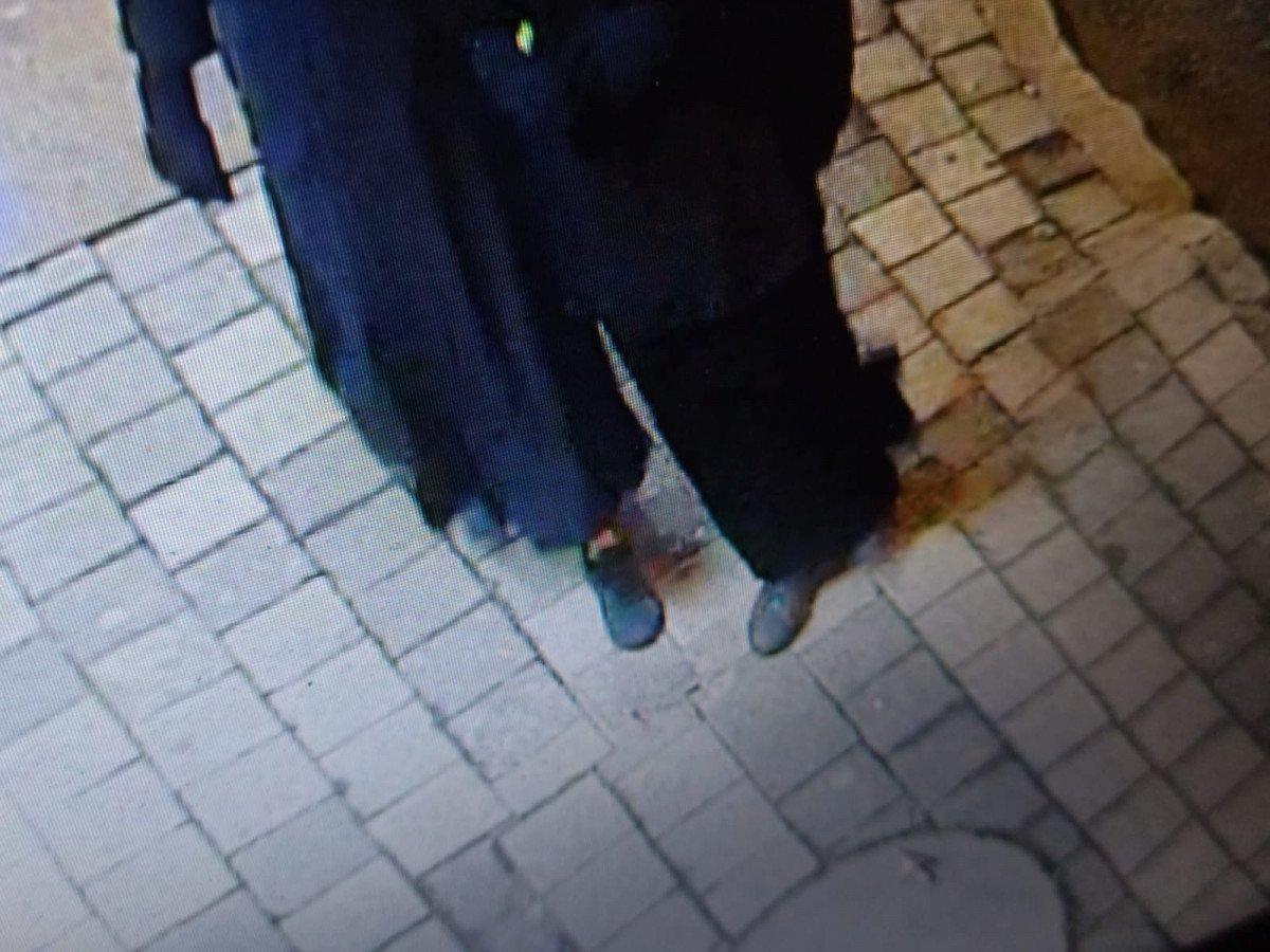 Sultanbeyli’de, oyuncak silahla market soymaya kalkan çarşaflı şüpheliler yakalandı