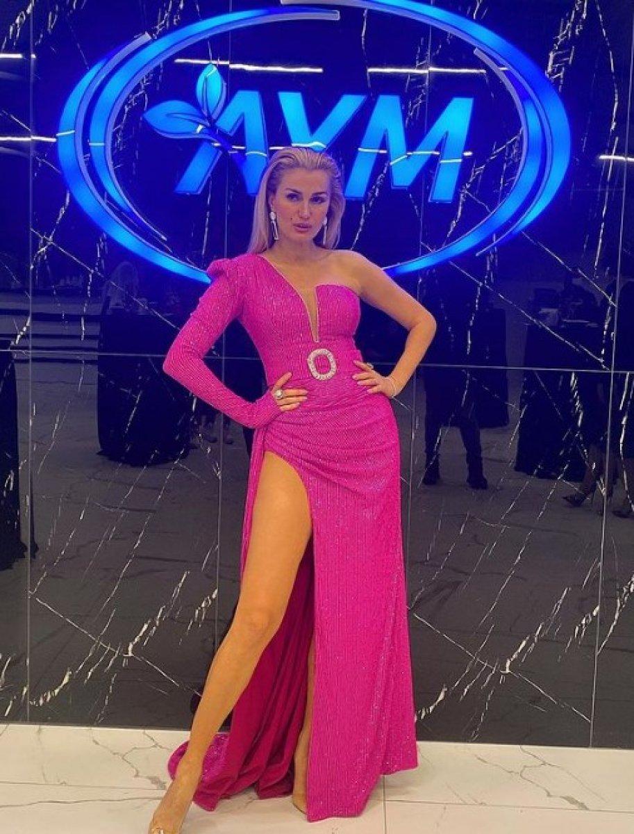 Tuğba Özay'dan 'sil baştan' performansı